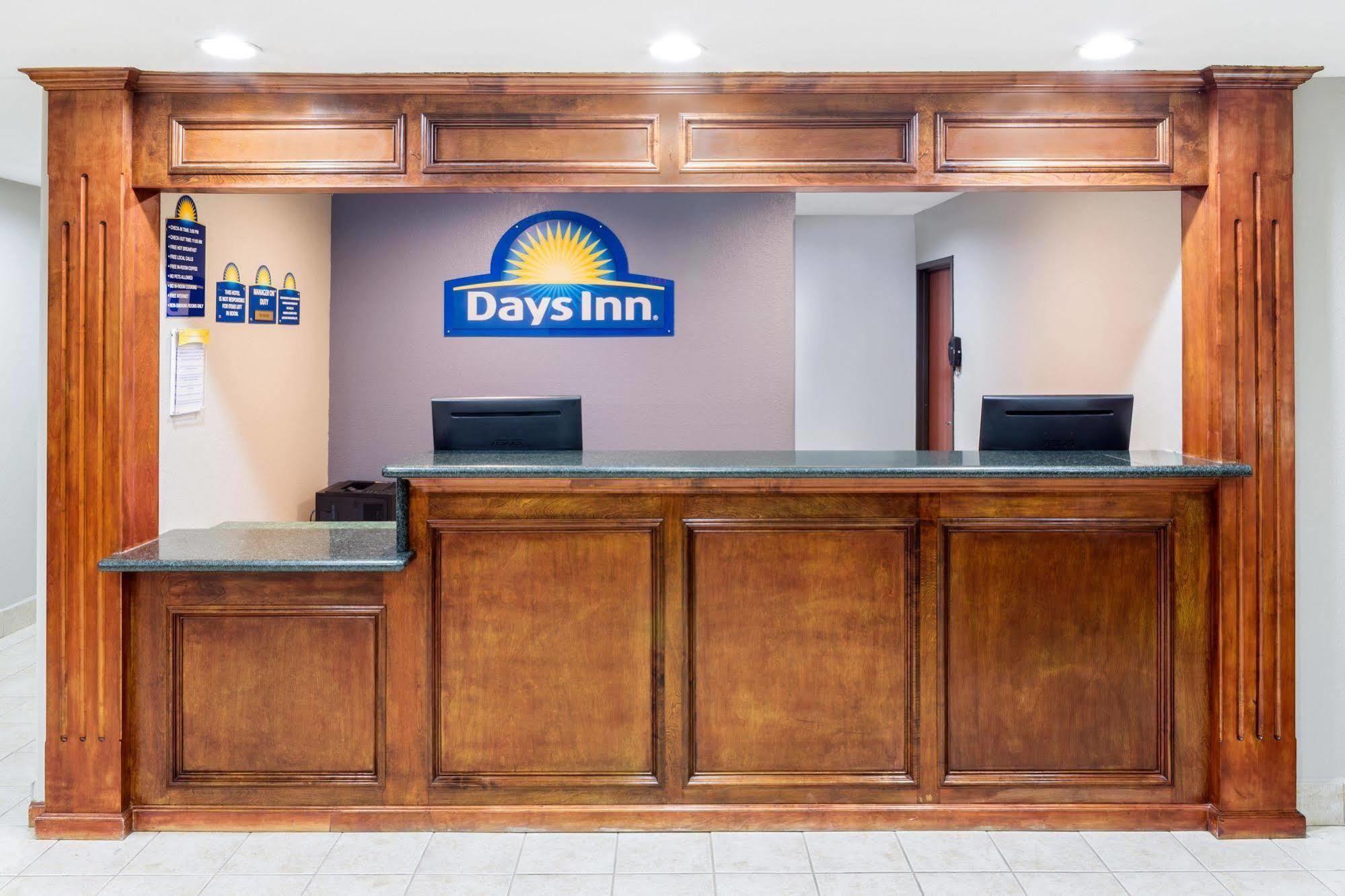 Days Inn By Wyndham Galliano La Exteriör bild